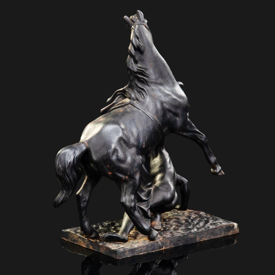 Скульптура "Конь с упавшим всадником", мастер А. Быков (по модели П.К. Клодта, уменьшенная копия скульптуры из "Укрощение коня" для Аничкова моста), чугун, крашение, Кусинский чугунолитейный завод (Куса), СССР, 1957 г.