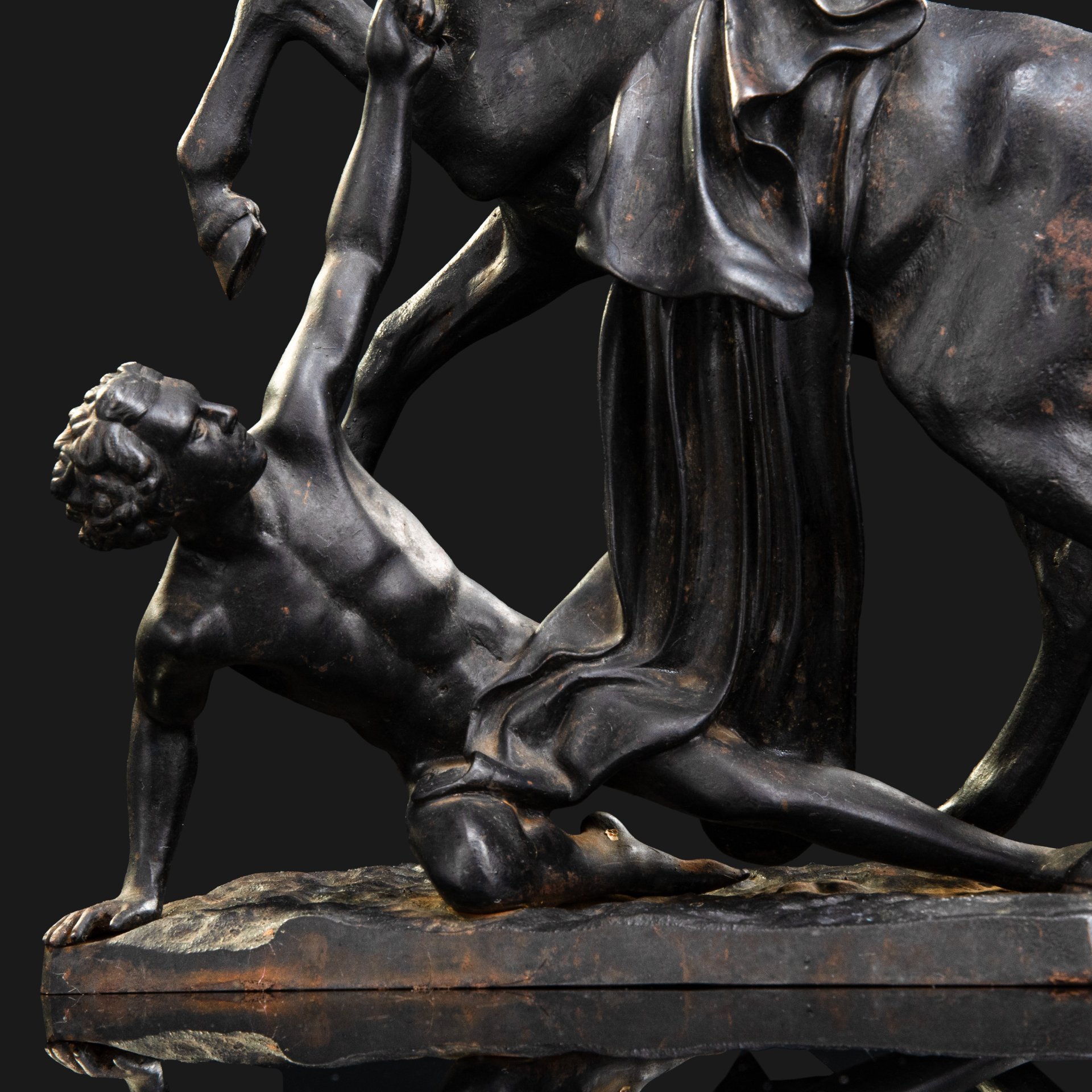 Скульптура "Конь с упавшим всадником", мастер А. Быков (по модели П.К. Клодта, уменьшенная копия скульптуры из "Укрощение коня" для Аничкова моста), чугун, крашение, Кусинский чугунолитейный завод (Куса), СССР, 1957 г.