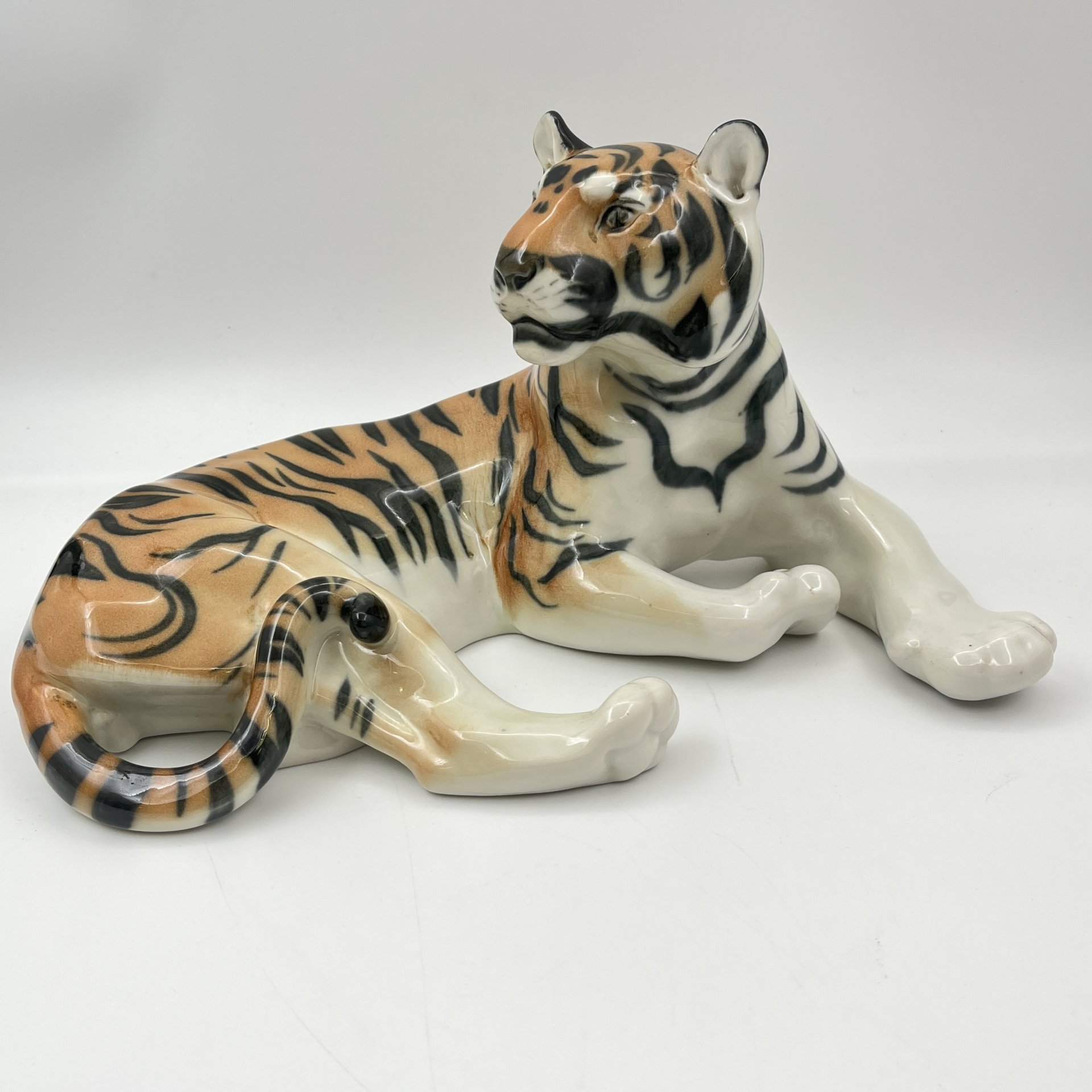 Статуэтка "Тигр", скульптор Б.Я. Воробьёв, фарфор, аэрография, роспись, Ленинградский фарфоровый завод (ЛФЗ), СССР, 1970-1986 гг.