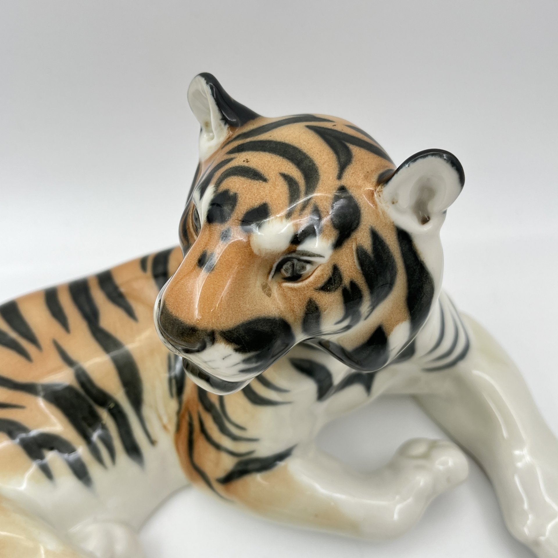 Статуэтка "Тигр", скульптор Б.Я. Воробьёв, фарфор, аэрография, роспись, Ленинградский фарфоровый завод (ЛФЗ), СССР, 1970-1986 гг.