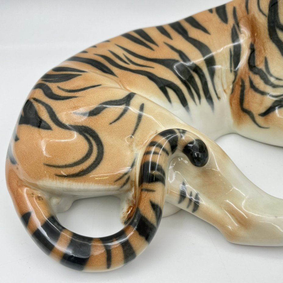 Статуэтка "Тигр", скульптор Б.Я. Воробьёв, фарфор, аэрография, роспись, Ленинградский фарфоровый завод (ЛФЗ), СССР, 1970-1986 гг.