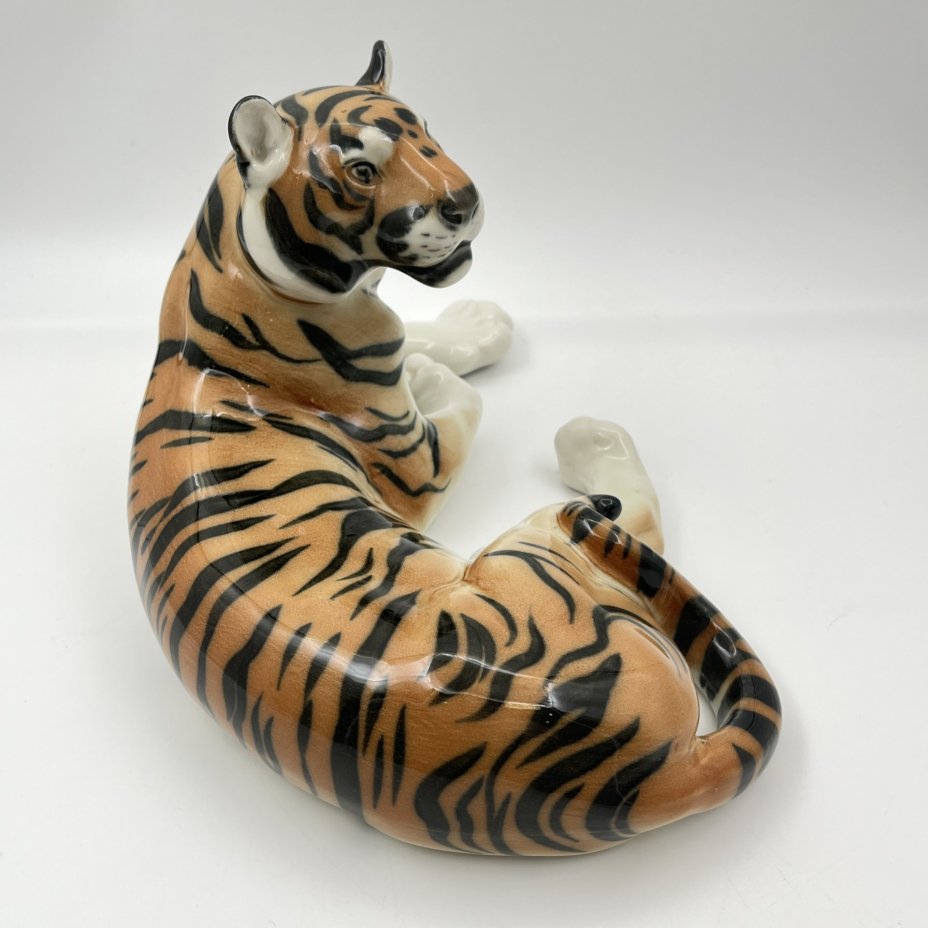 Статуэтка "Тигр", скульптор Б.Я. Воробьёв, фарфор, аэрография, роспись, Ленинградский фарфоровый завод (ЛФЗ), СССР, 1970-1986 гг.