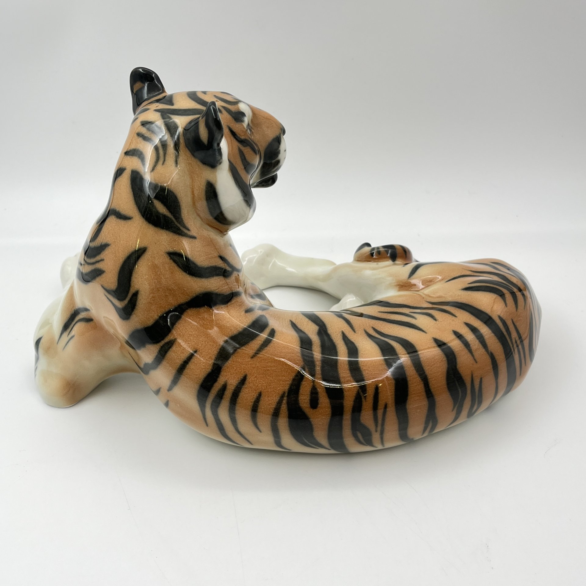 Статуэтка "Тигр", скульптор Б.Я. Воробьёв, фарфор, аэрография, роспись, Ленинградский фарфоровый завод (ЛФЗ), СССР, 1970-1986 гг.