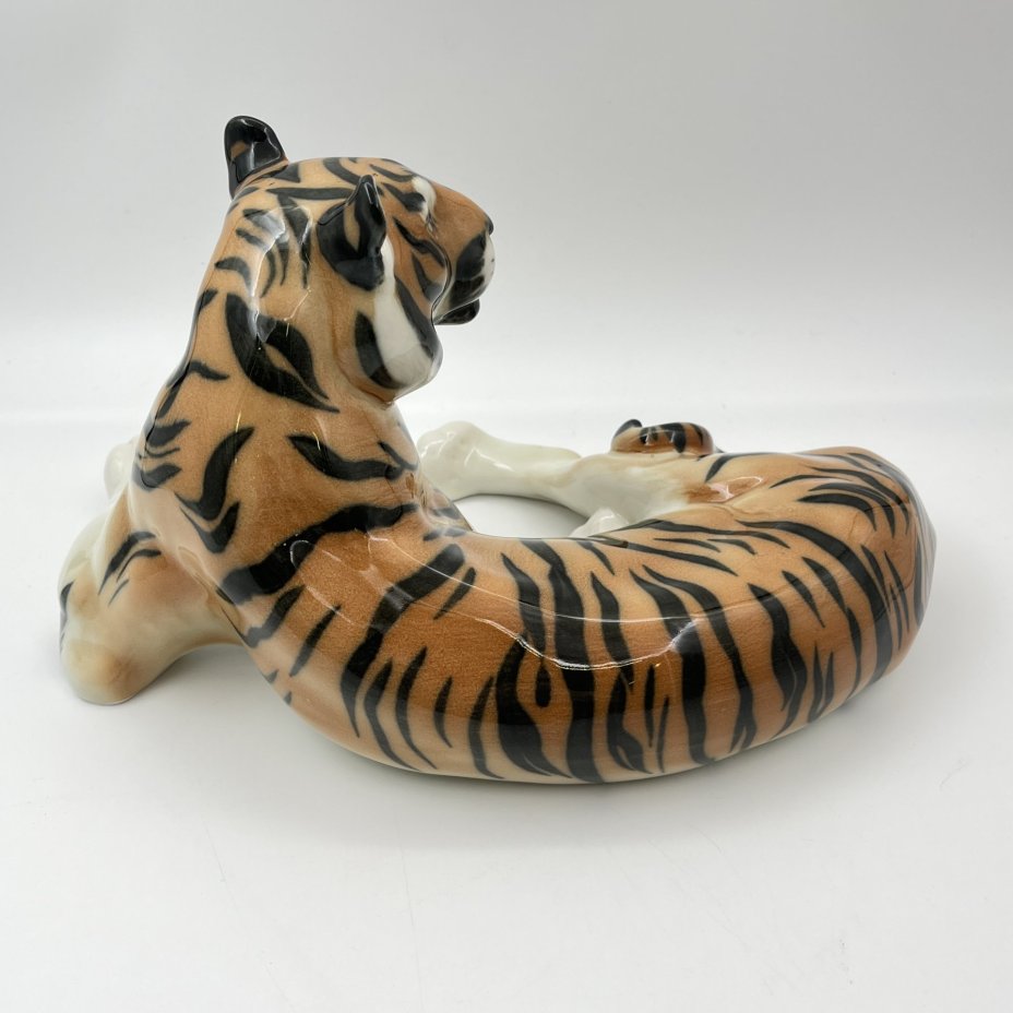 Статуэтка "Тигр", скульптор Б.Я. Воробьёв, фарфор, аэрография, роспись, Ленинградский фарфоровый завод (ЛФЗ), СССР, 1970-1986 гг.