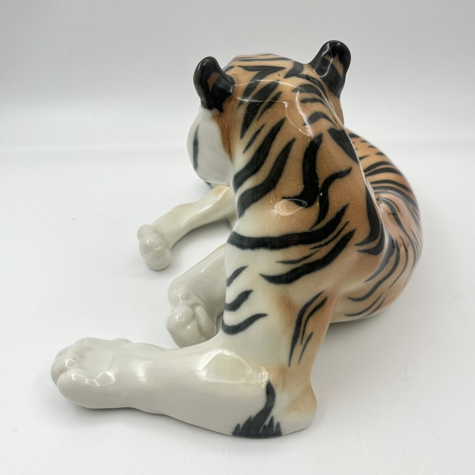 Статуэтка "Тигр", скульптор Б.Я. Воробьёв, фарфор, аэрография, роспись, Ленинградский фарфоровый завод (ЛФЗ), СССР, 1970-1986 гг.