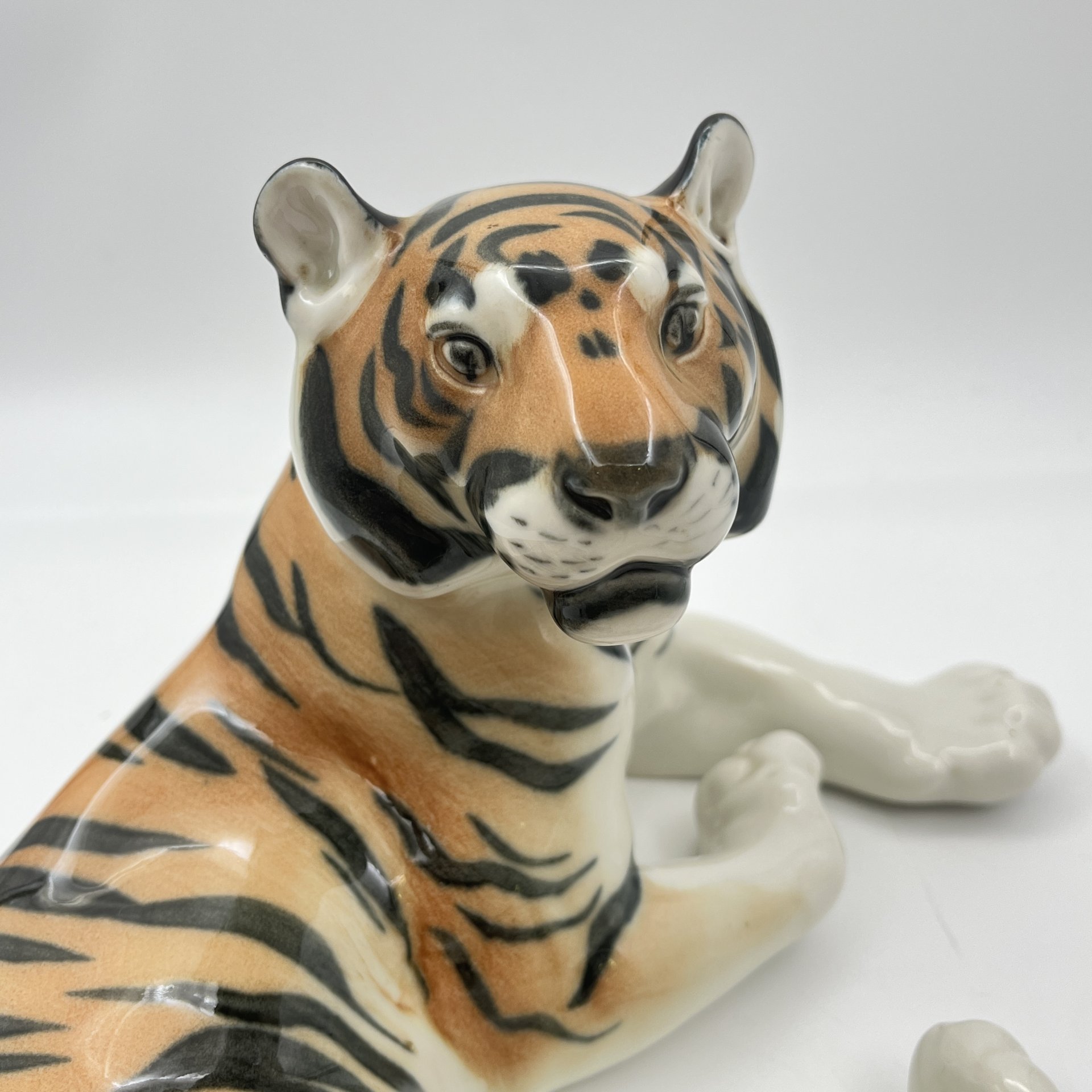 Статуэтка "Тигр", скульптор Б.Я. Воробьёв, фарфор, аэрография, роспись, Ленинградский фарфоровый завод (ЛФЗ), СССР, 1970-1986 гг.