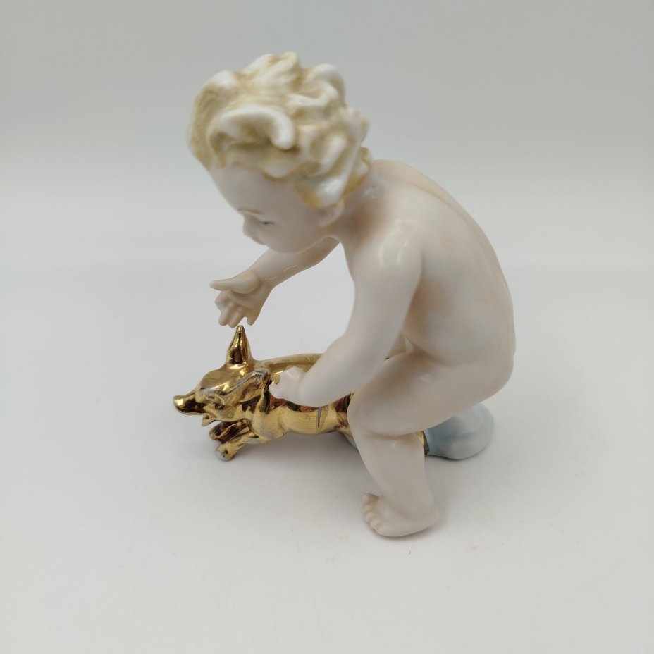 Статуэтка "Путти с поросенком"