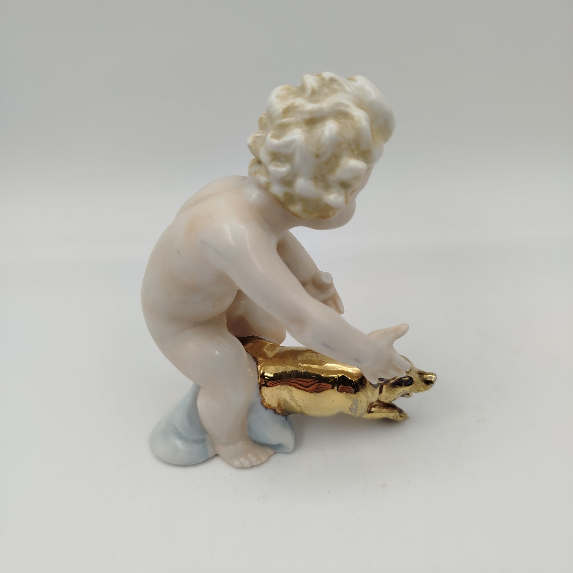 Статуэтка "Путти с поросенком", фарфор, роспись, золочение, Германия, 1950-1970 гг.