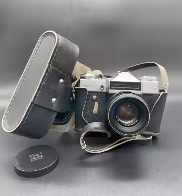 Фотоаппарат пленочный "Зенит-Е" с объективом "Гелиос-44-2" в оригинальном кофре, Белорусское оптико-механическое объединение (БелОМО)