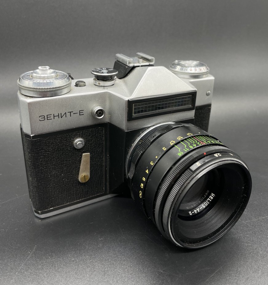 Фотоаппарат пленочный "Зенит-Е" с объективом "Гелиос-44-2" в оригинальном кофре, Белорусское оптико-механическое объединение (БелОМО)