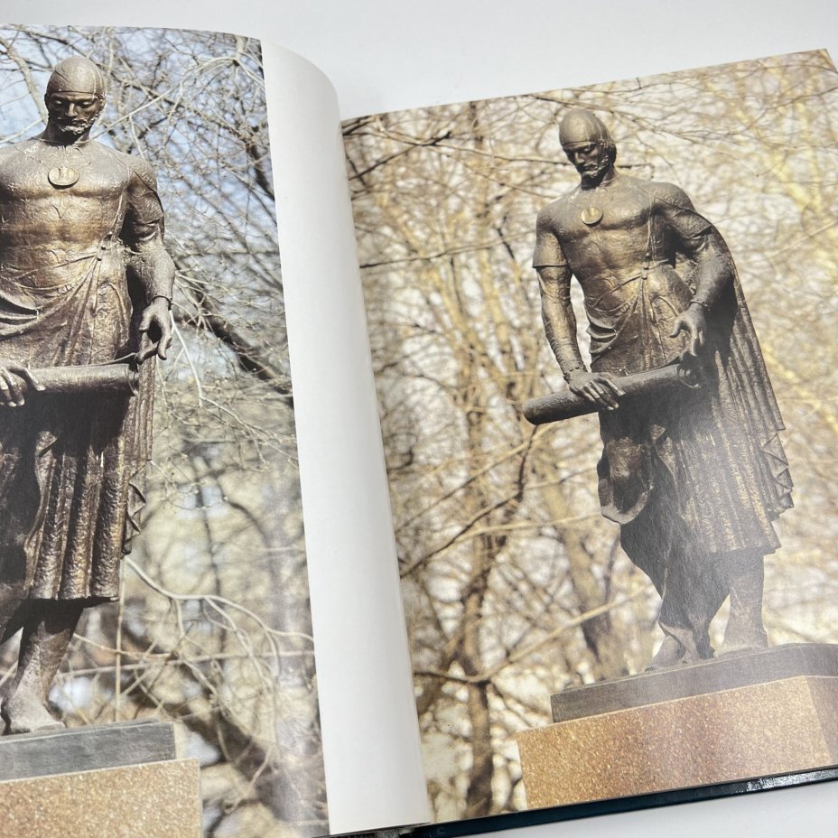 Книга (альбом) "Мераб Бердзенишвили" в футляре на грузинском, русском и английском языках, бумага, картон, печать