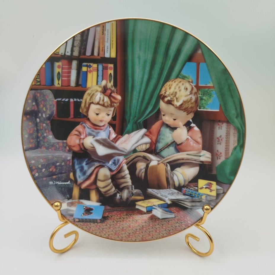 Тарелка декоративная "Начинающие учёные", лимитированная серия "Little companions" ("Маленькие товарищи"), фарфор, деколь, золочение, Goebel Hummel, Германия, 1990 г.