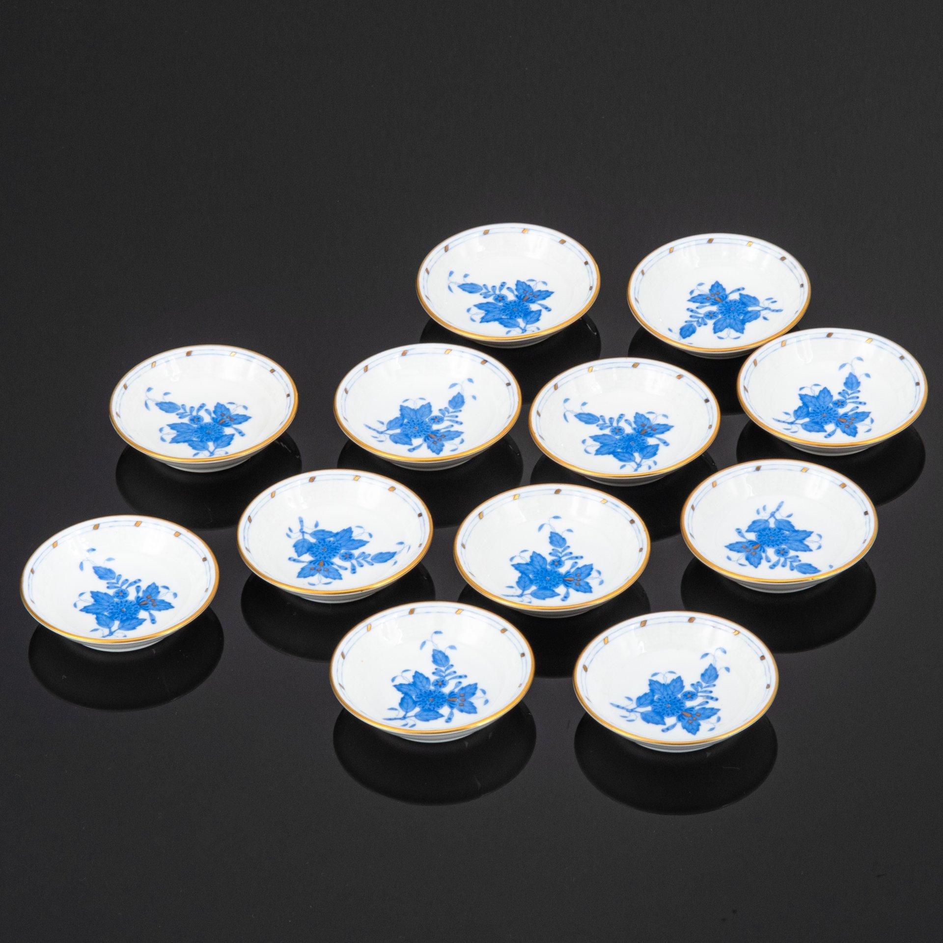 Набор из 12-ти розеток, выполненных в фирменном дизайне "Chinese Bouquet" ("Apponyi Blue"), Herend (Херенд)