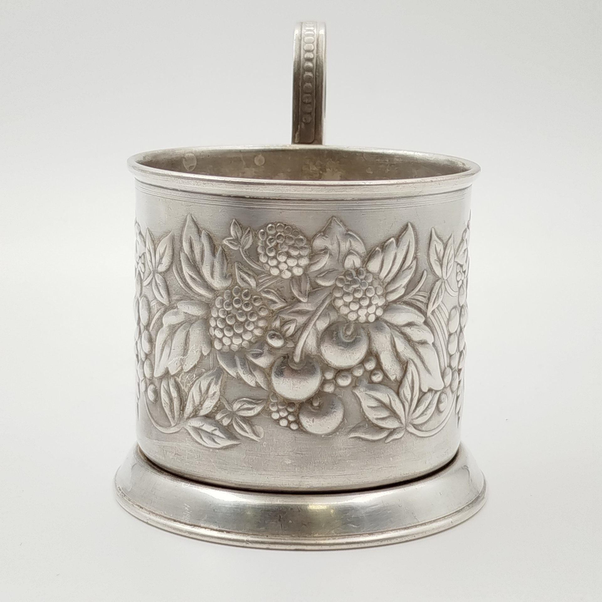 Подстаканник «Ягоды», мельхиор (медь-никель), Мстерская художественная фабрика  «Ювелир», СССР, 1950-1970 гг.