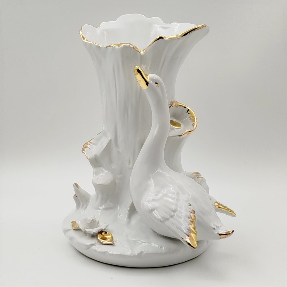 Ваза в виде ствола дерева, украшенная фигурой лебедя и цветами, фарфор, золочение, Западная Европа, 1970-1990 гг.