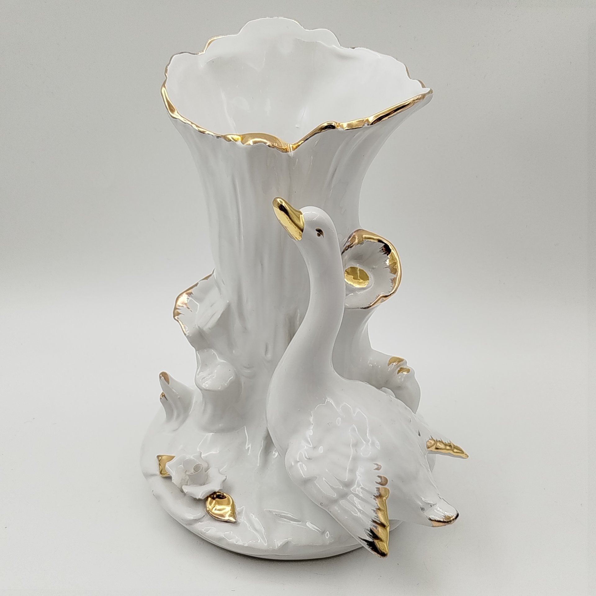 Ваза в виде ствола дерева, украшенная фигурой лебедя и цветами