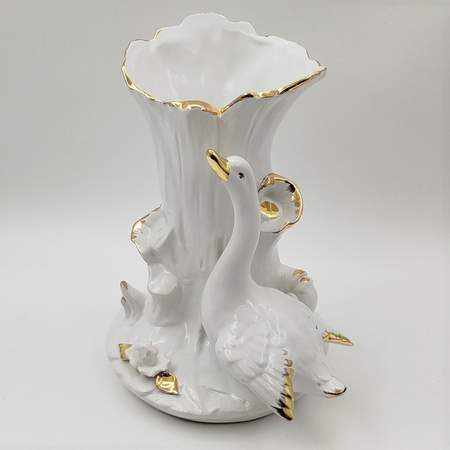 Ваза в виде ствола дерева, украшенная фигурой лебедя и цветами