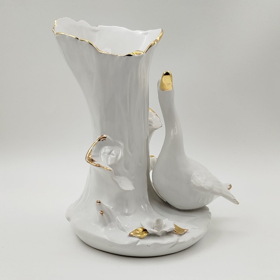 Ваза в виде ствола дерева, украшенная фигурой лебедя и цветами