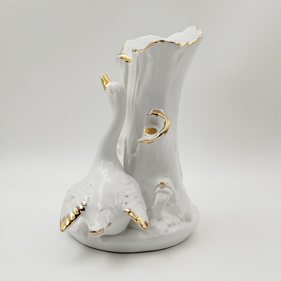 Ваза в виде ствола дерева, украшенная фигурой лебедя и цветами