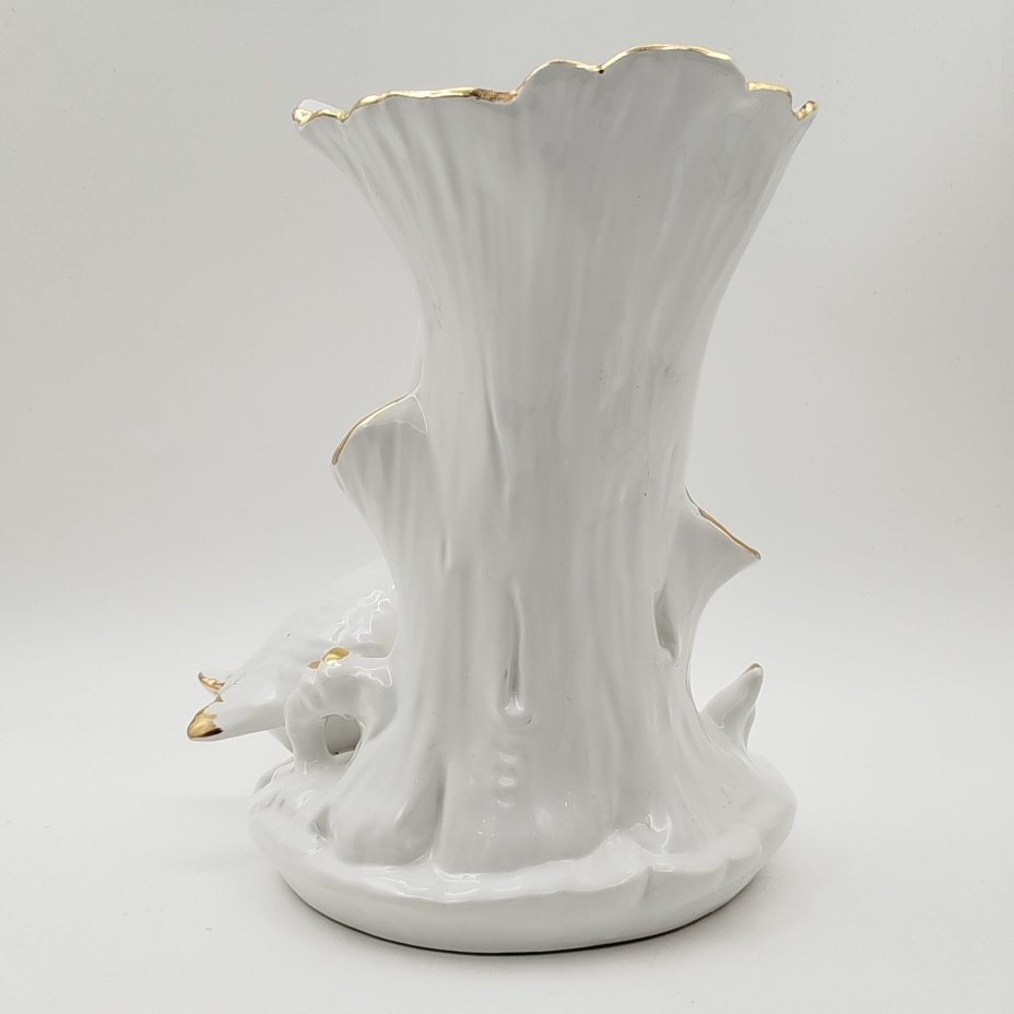 Ваза в виде ствола дерева, украшенная фигурой лебедя и цветами