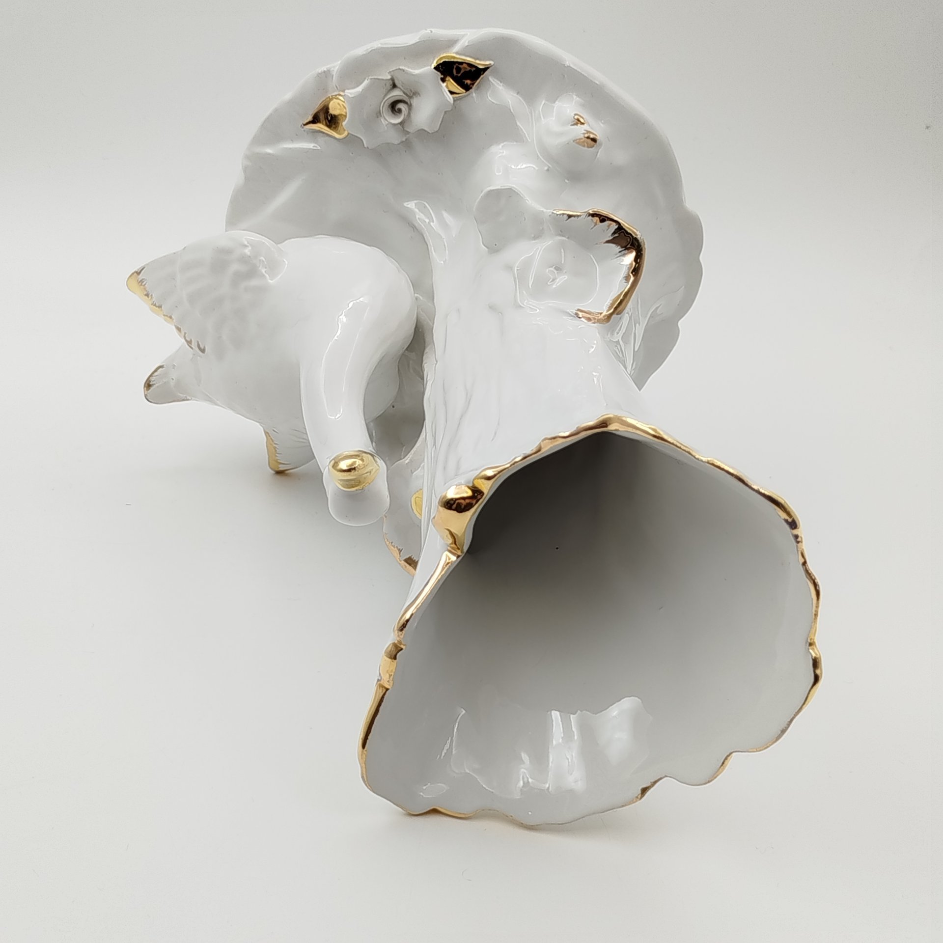 Ваза в виде ствола дерева, украшенная фигурой лебедя и цветами