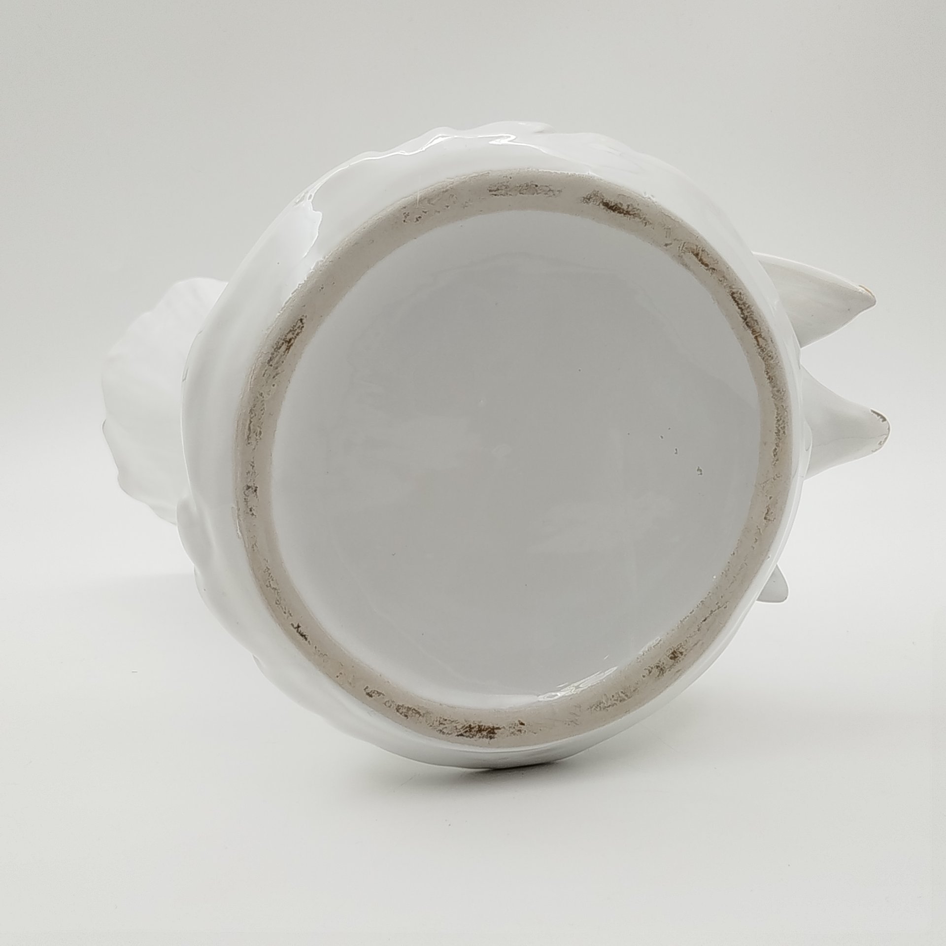 Ваза в виде ствола дерева, украшенная фигурой лебедя и цветами