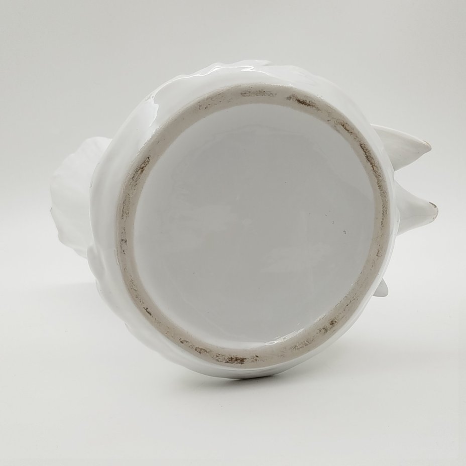 Ваза в виде ствола дерева, украшенная фигурой лебедя и цветами