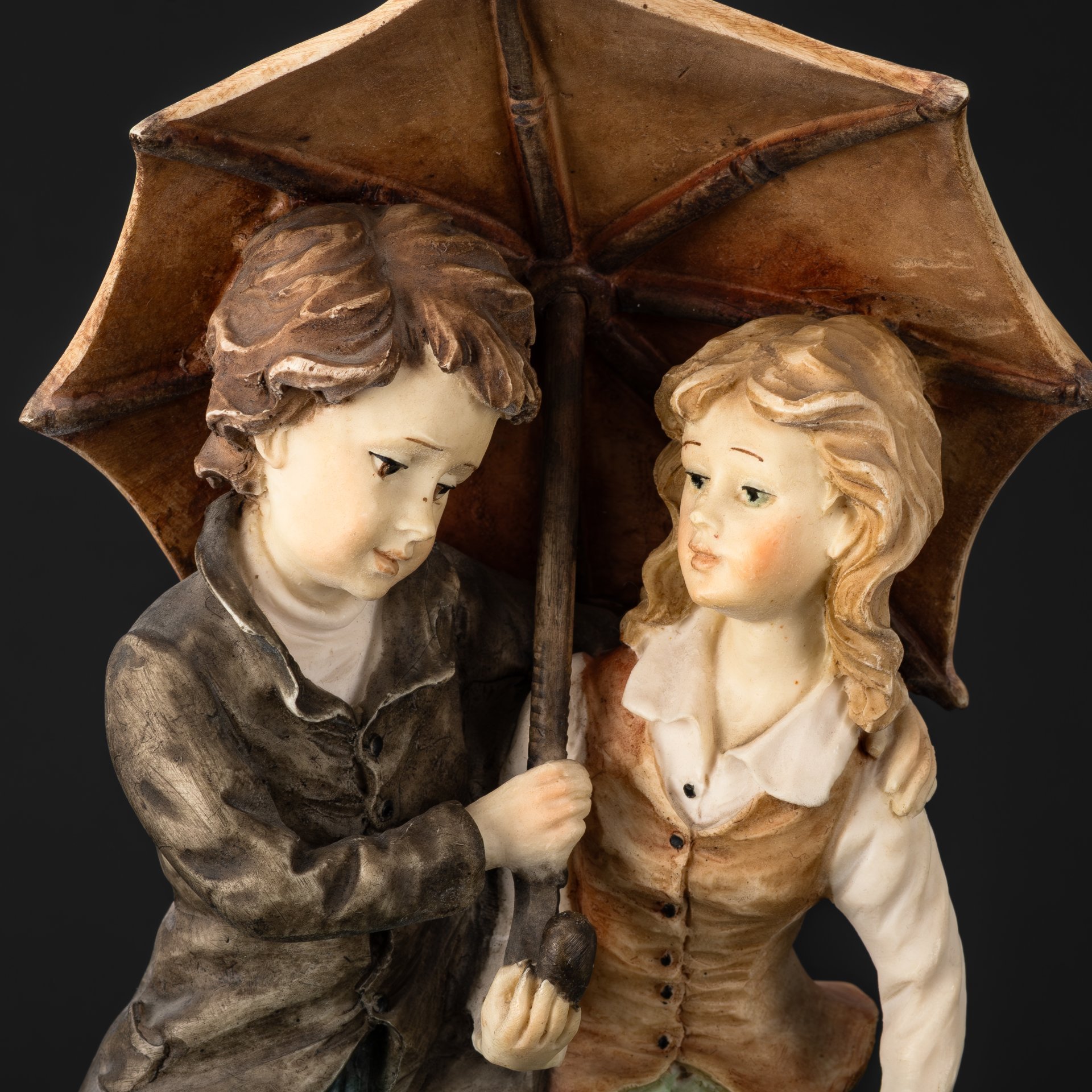 Статуэтка "Двое под зонтом" (название условное), инициалы M.P., композитный материал, роспись, дерево, Западная Европа, 1970-1990 гг.