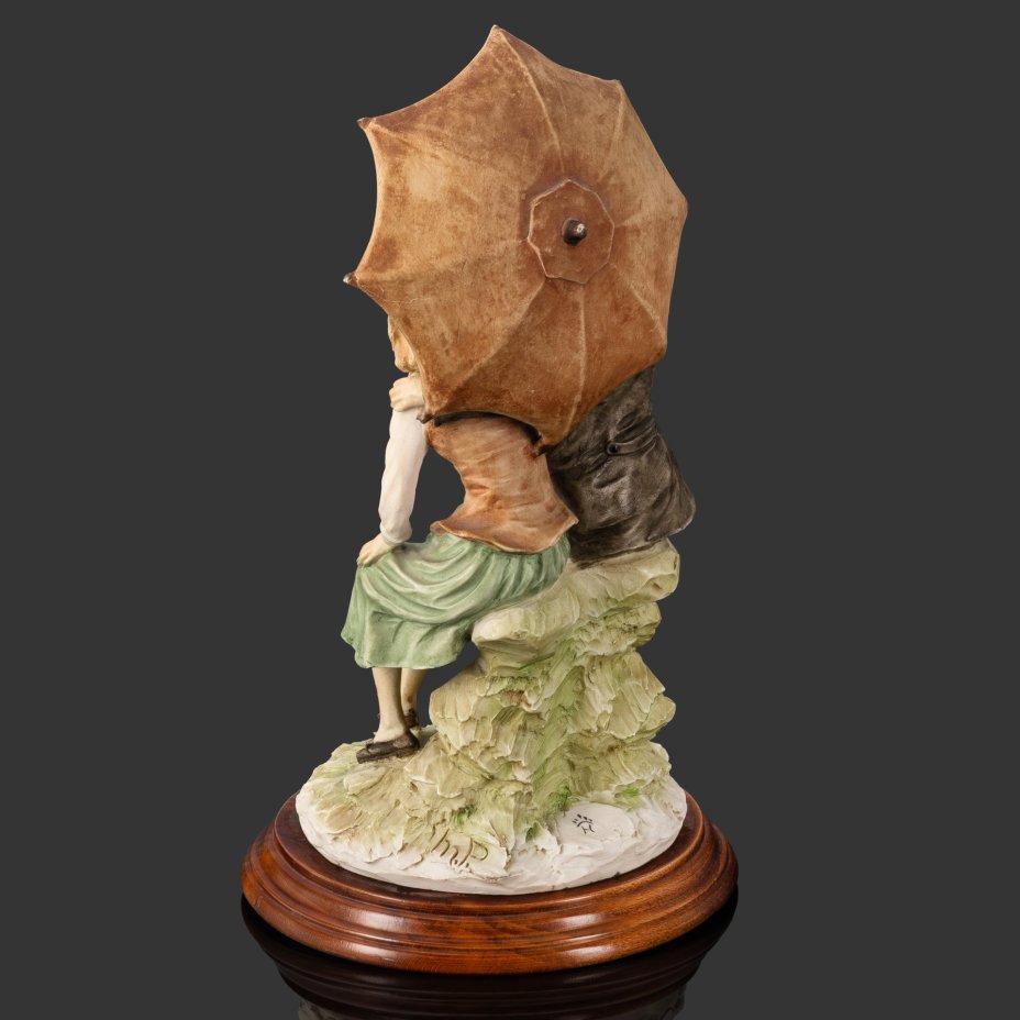 Статуэтка "Двое под зонтом" (название условное), инициалы M.P.