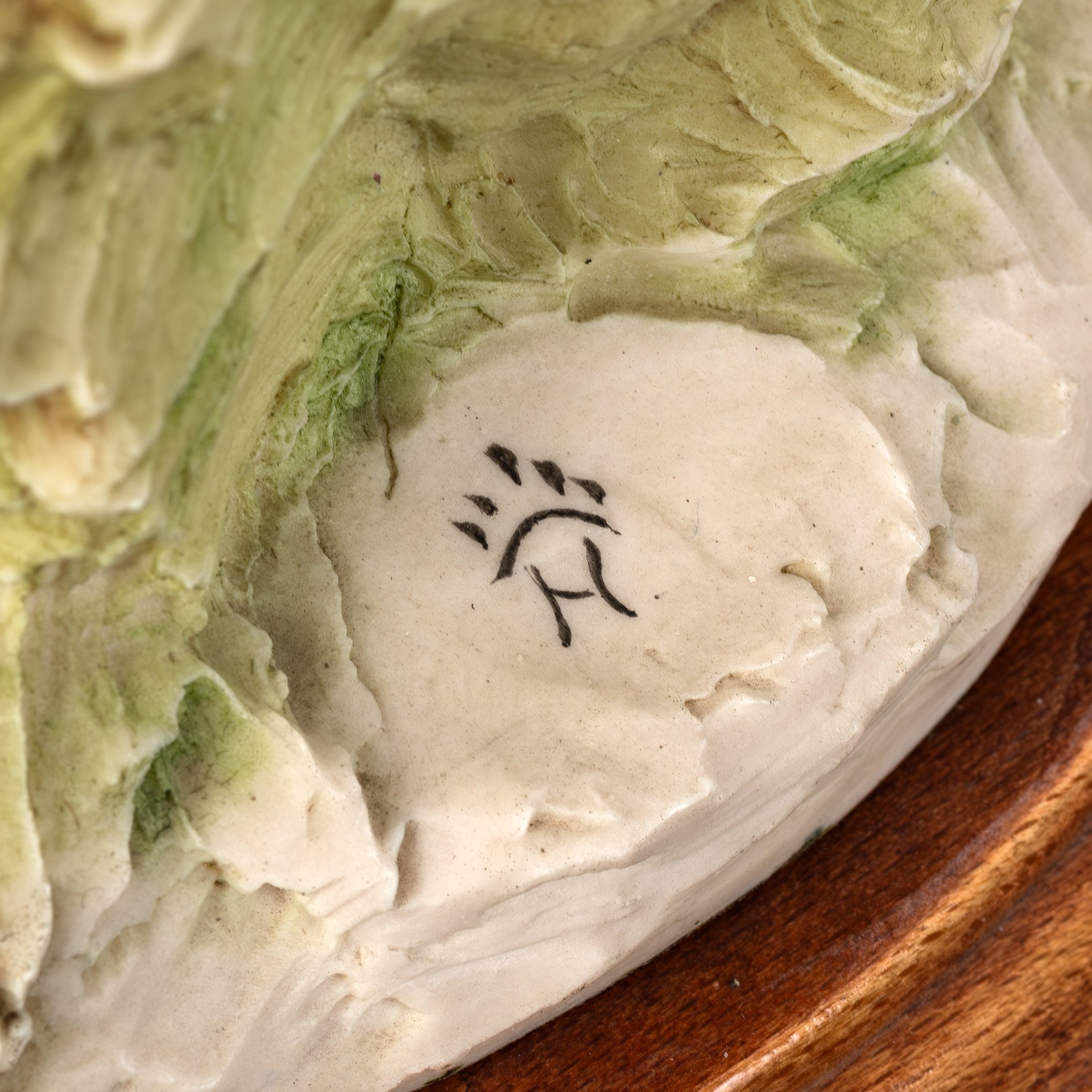 Статуэтка "Двое под зонтом" (название условное), инициалы M.P., композитный материал, роспись, дерево, Западная Европа, 1970-1990 гг.