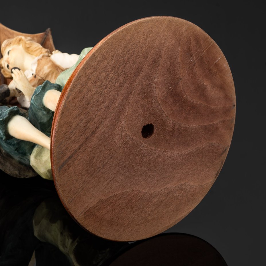 Статуэтка "Двое под зонтом" (название условное), инициалы M.P.