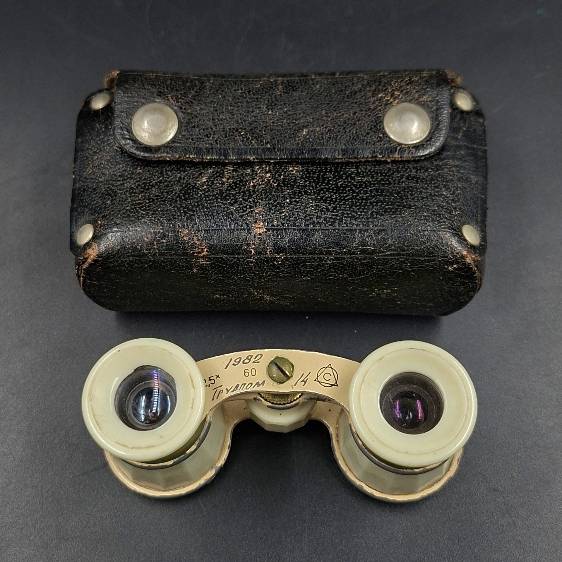 Бинокль театральный в кофре, с надписью "Трудпом", металл, пластик, стекло, искусственная кожа, Лыткаринский завод оптического стекла (ЛЗОС), СССР, 1982 г.