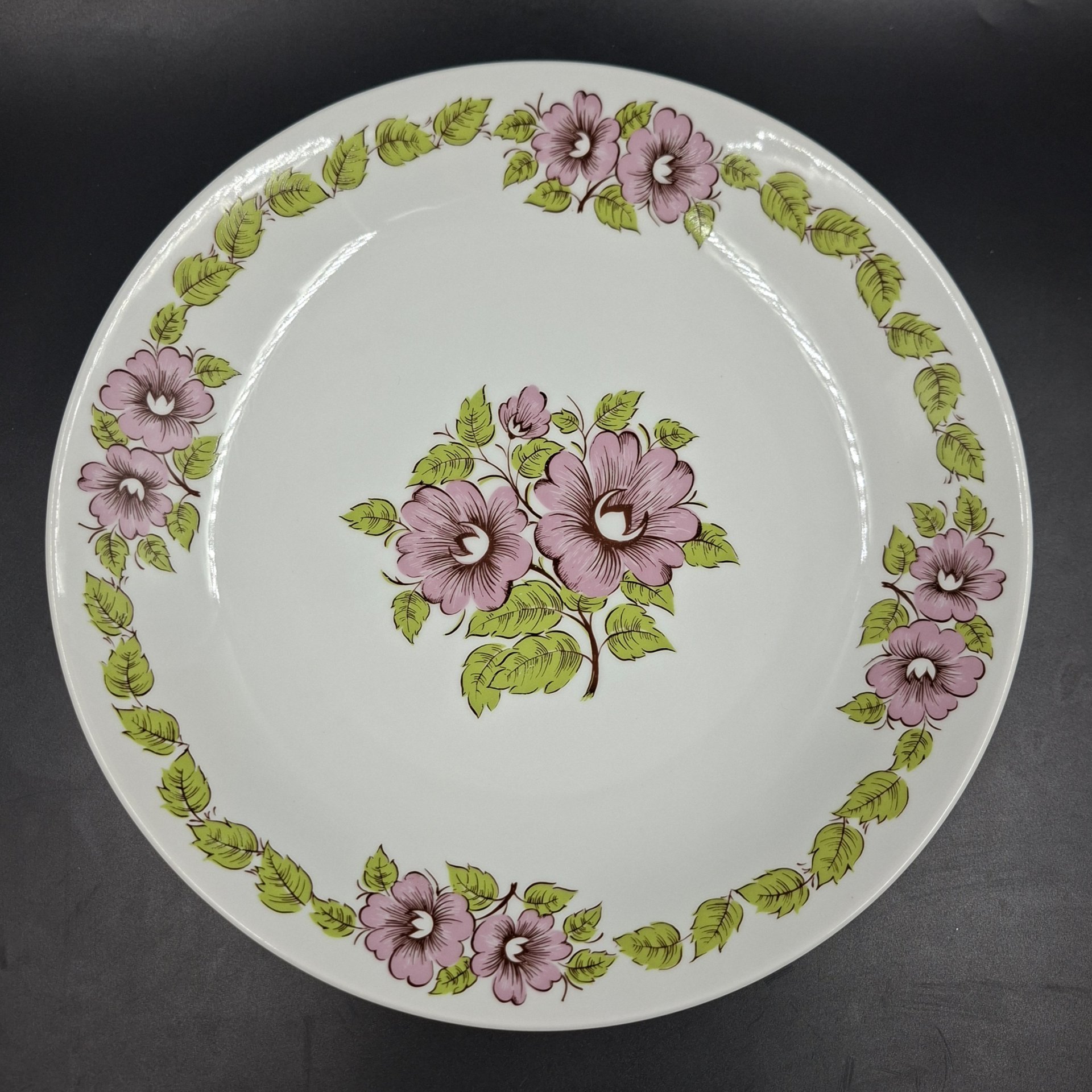 Блюдо круглое с цветочным декором в розово-зеленой гамме, фарфор, печать, Epiag Royal Czechoslovakia, Чехословакия, 1970-1990 гг.