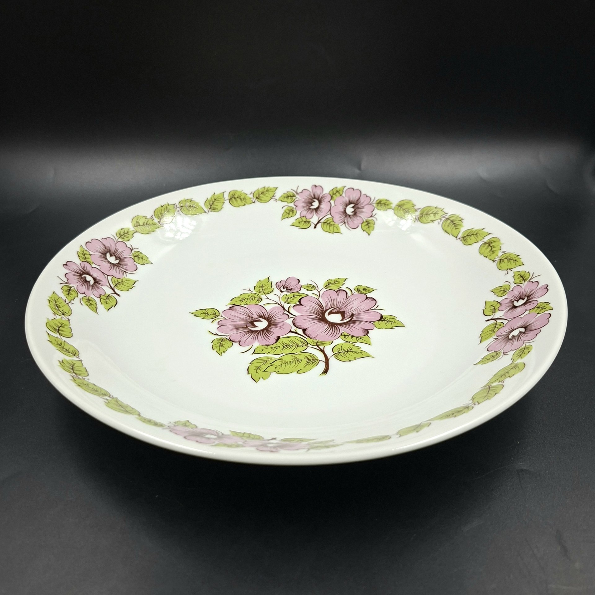 Блюдо круглое с цветочным декором в розово-зеленой гамме, фарфор, печать, Epiag Royal Czechoslovakia, Чехословакия, 1970-1990 гг.