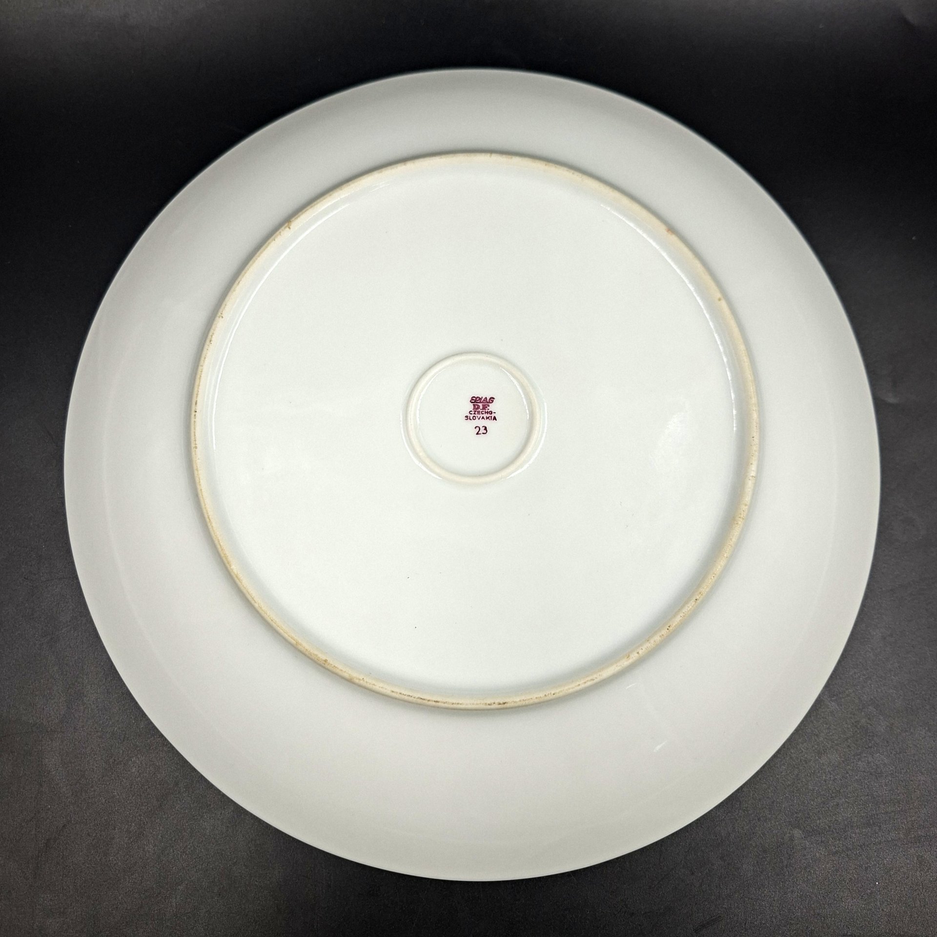 Блюдо круглое с цветочным декором в розово-зеленой гамме, фарфор, печать, Epiag Royal Czechoslovakia, Чехословакия, 1970-1990 гг.