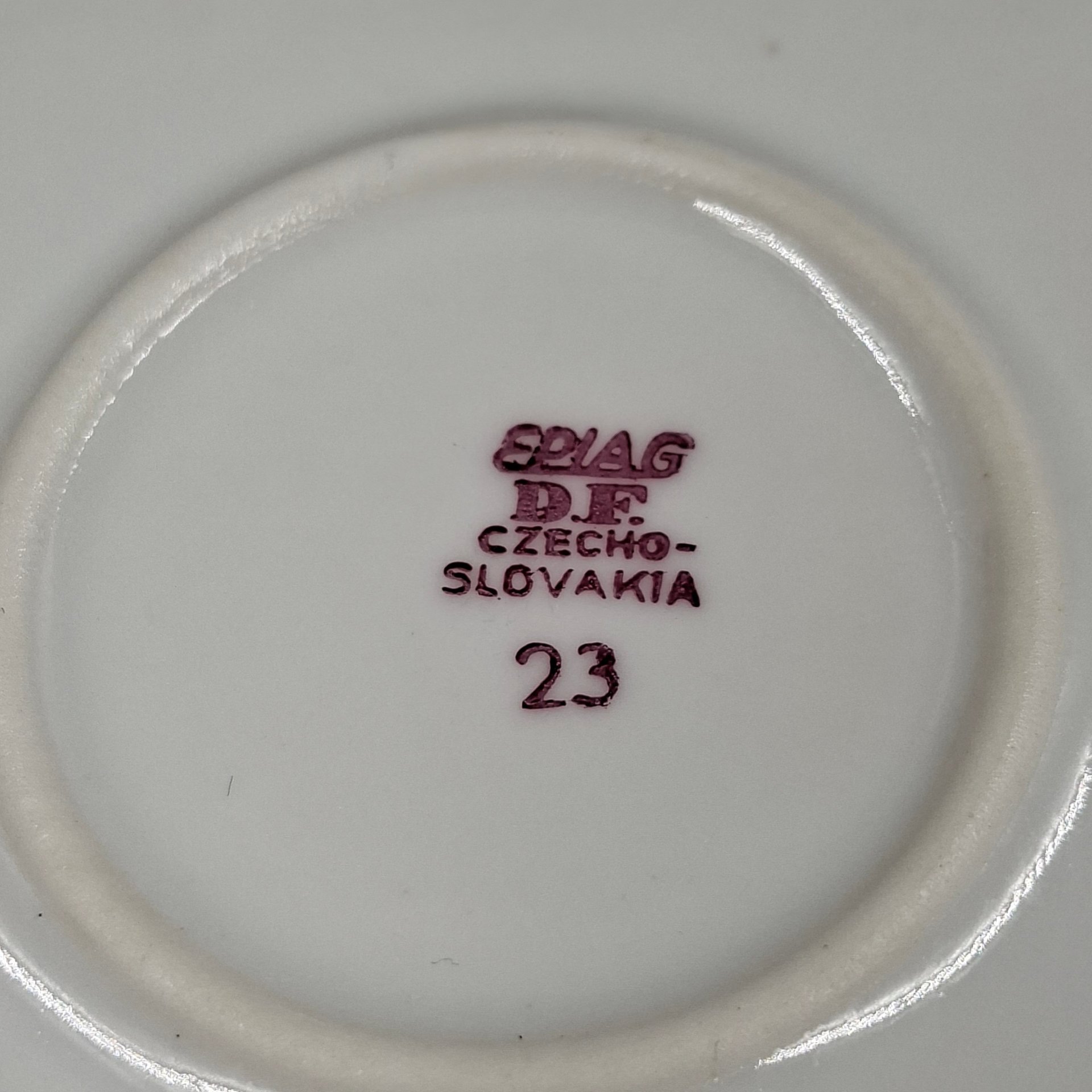 Блюдо круглое с цветочным декором в розово-зеленой гамме, фарфор, печать, Epiag Royal Czechoslovakia, Чехословакия, 1970-1990 гг.