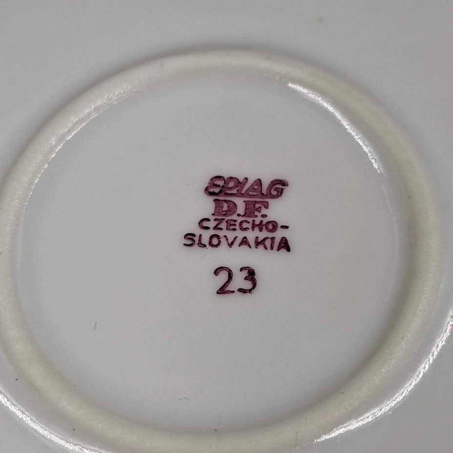 Блюдо круглое с цветочным декором в розово-зеленой гамме, фарфор, печать, Epiag Royal Czechoslovakia, Чехословакия, 1970-1990 гг.