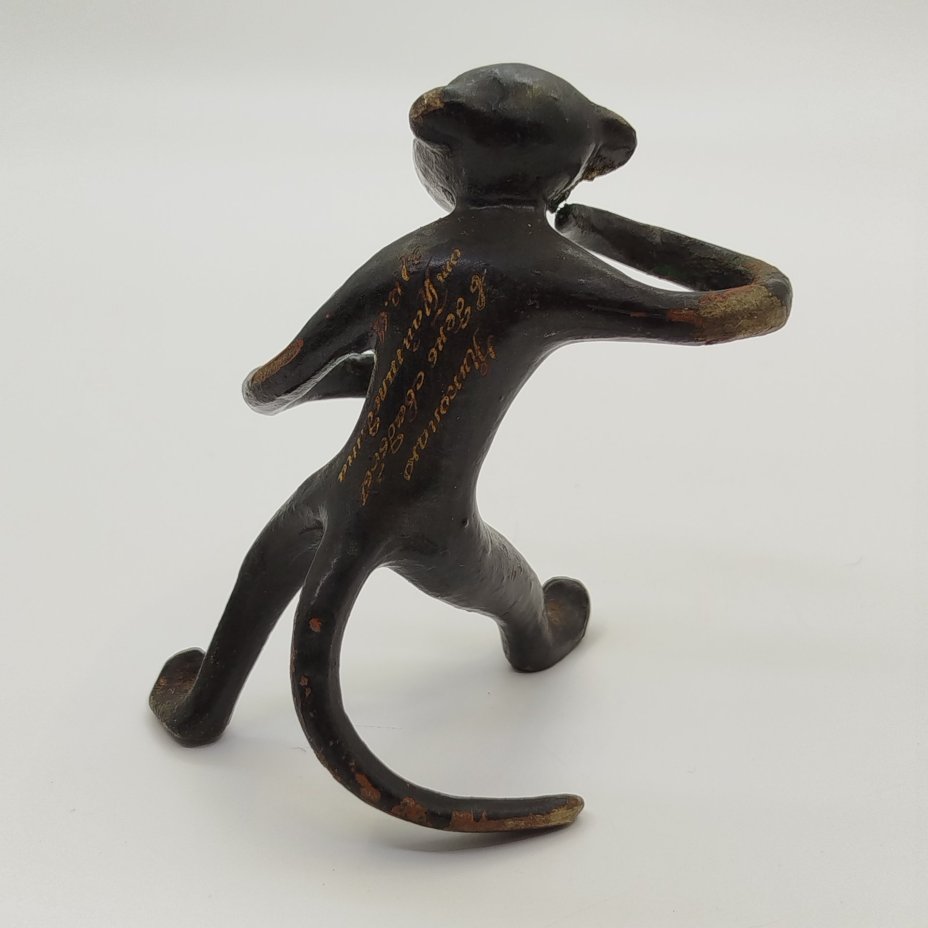 Статуэтка (держатель для перечницы и солонки) "Обезьяна" (с дарственной надписью)