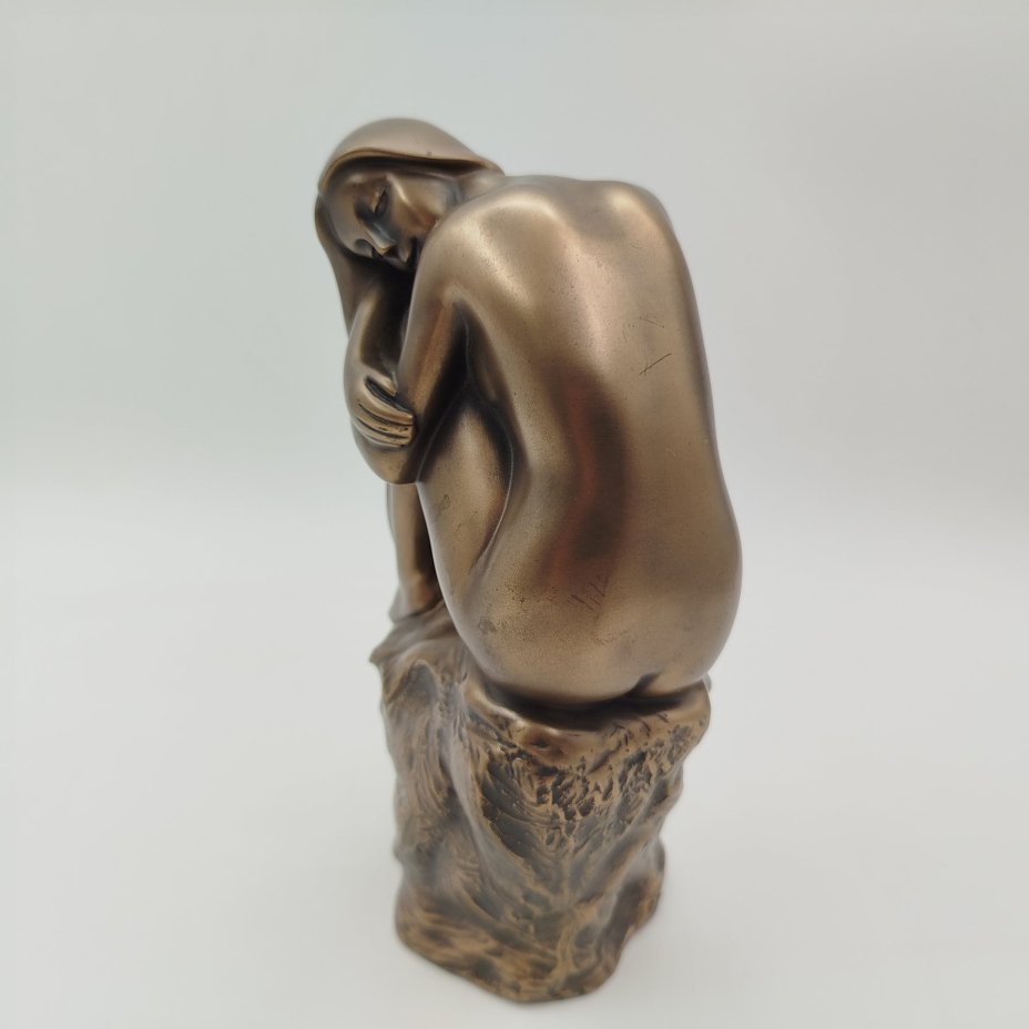 Статуэтка "Девушка на скале", полистоун, Veronese, Тайвань, 2000-2020 гг., Veronese