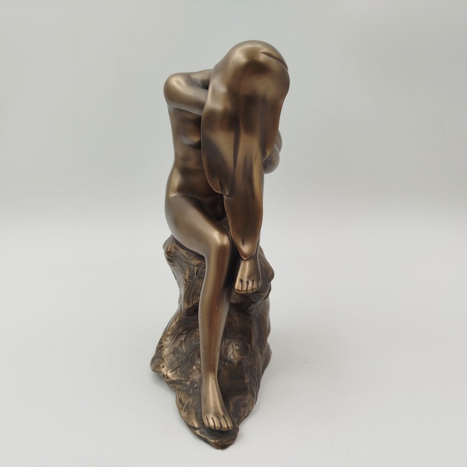 Статуэтка "Девушка на скале", полистоун, Veronese, Тайвань, 2000-2020 гг., Veronese