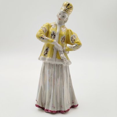 Статуэтка "Лебёдушка" в желтой шубке, автор А. Д. Бржезицкая, фарфор, роспись, люстр, золочение, Дулевский фарфоровый завод (Дулёво), СССР, 1965 г.