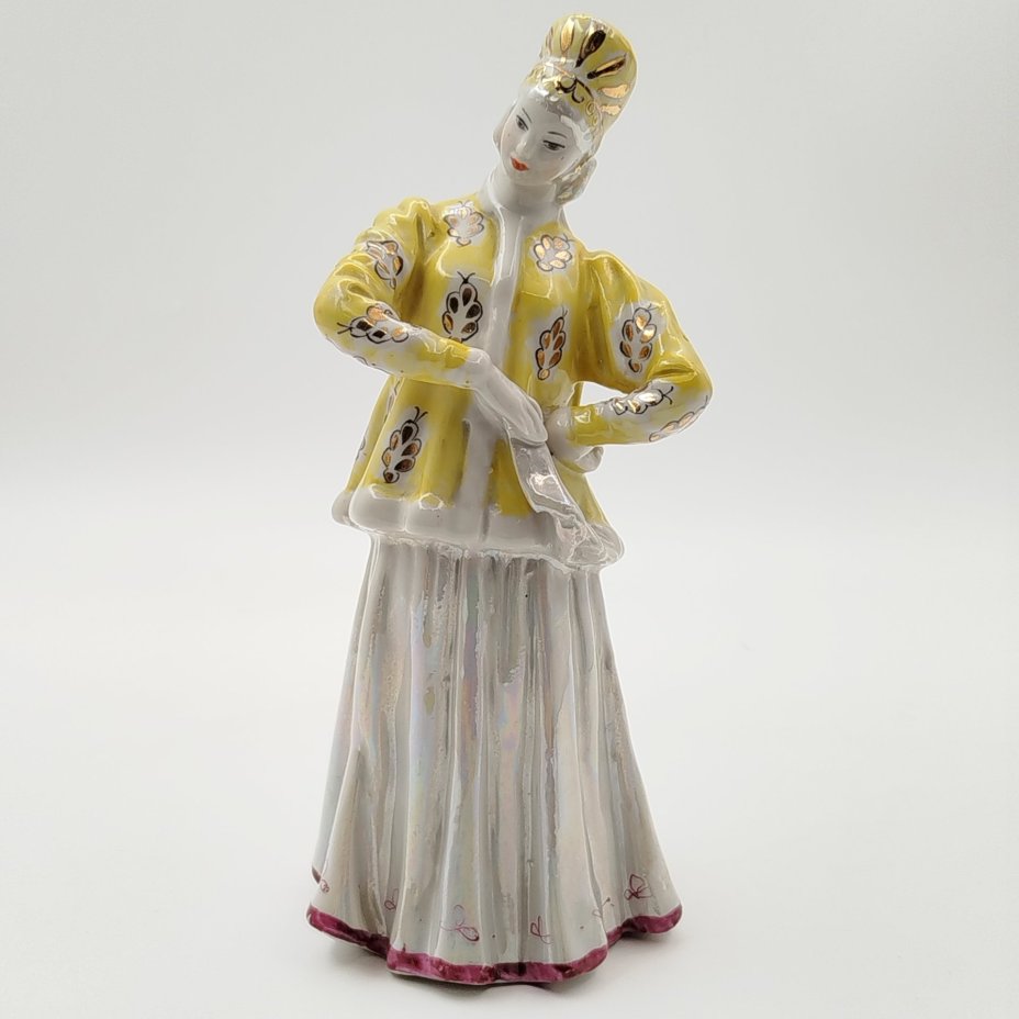 Статуэтка "Лебёдушка" в желтой шубке, автор А. Д. Бржезицкая, фарфор, роспись, люстр, золочение, Дулевский фарфоровый завод (Дулёво), СССР, 1965 г.