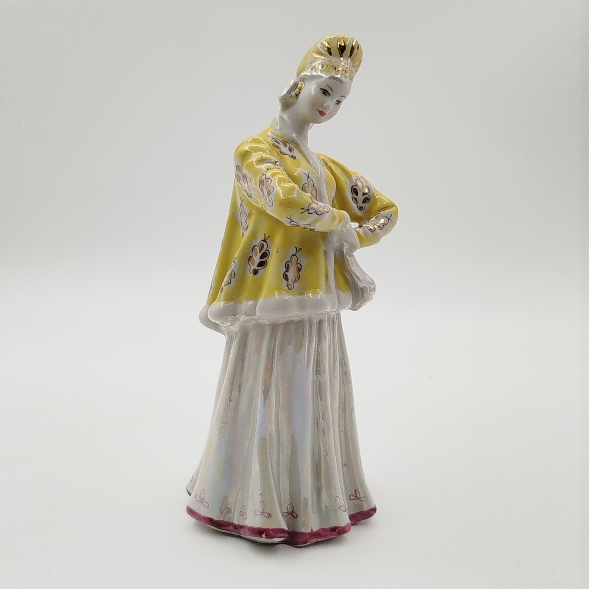 Статуэтка "Лебёдушка" в желтой шубке, автор А. Д. Бржезицкая, фарфор, роспись, люстр, золочение, Дулевский фарфоровый завод (Дулёво), СССР, 1965 г.
