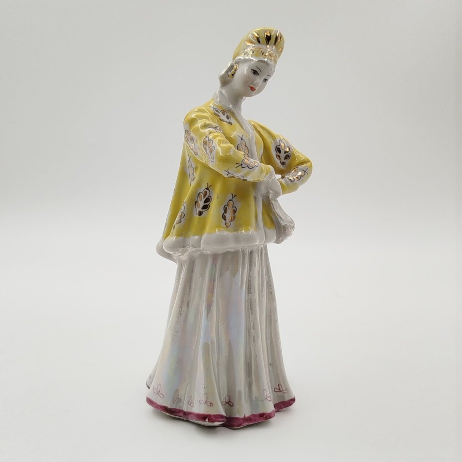Статуэтка "Лебёдушка" в желтой шубке, автор А. Д. Бржезицкая, фарфор, роспись, люстр, золочение, Дулевский фарфоровый завод (Дулёво), СССР, 1965 г.