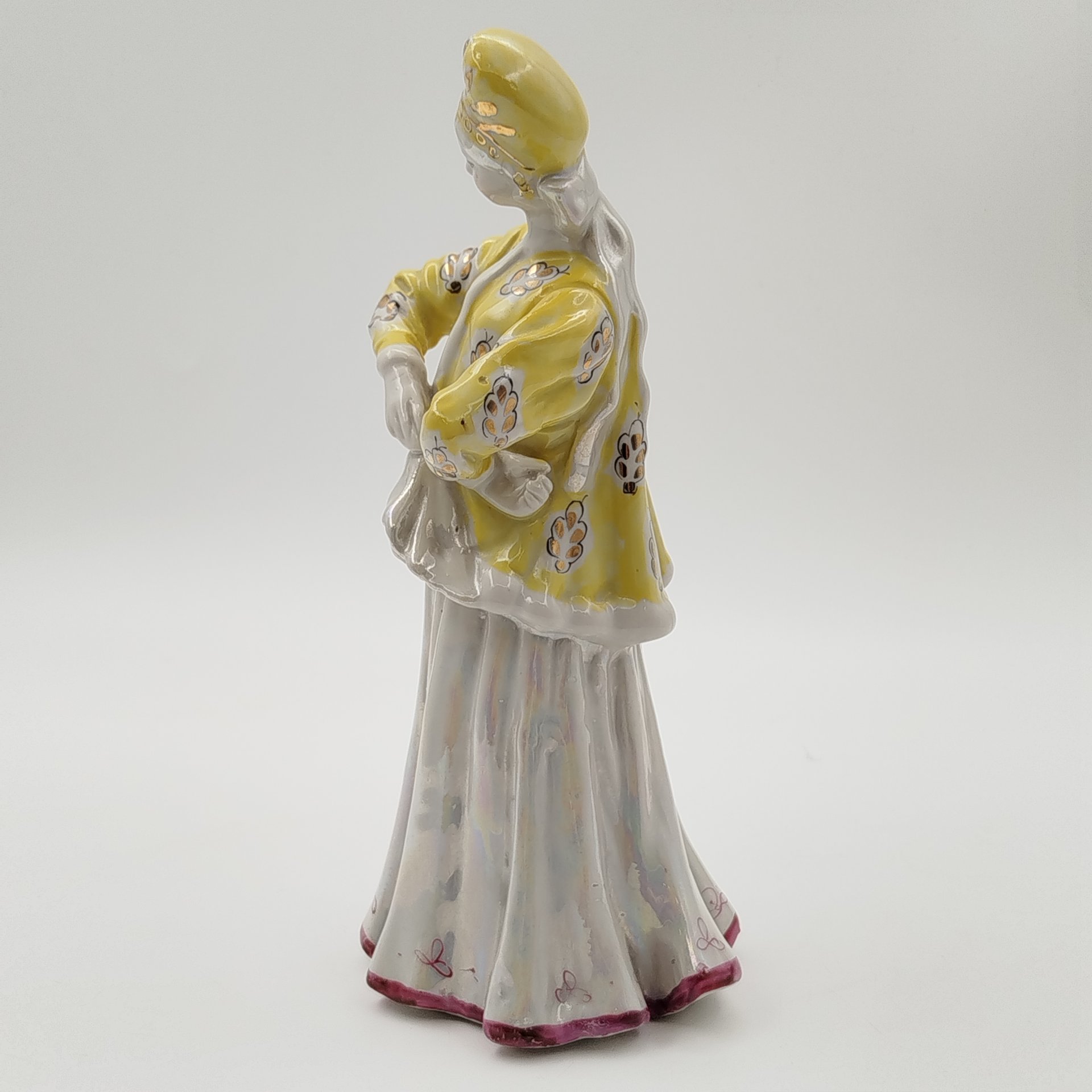 Статуэтка "Лебёдушка" в желтой шубке, автор А. Д. Бржезицкая, фарфор, роспись, люстр, золочение, Дулевский фарфоровый завод (Дулёво), СССР, 1965 г.