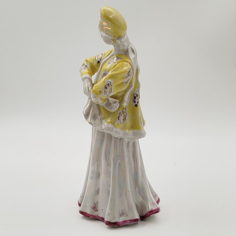 Статуэтка "Лебёдушка" в желтой шубке, автор А. Д. Бржезицкая, фарфор, роспись, люстр, золочение, Дулевский фарфоровый завод (Дулёво), СССР, 1965 г.