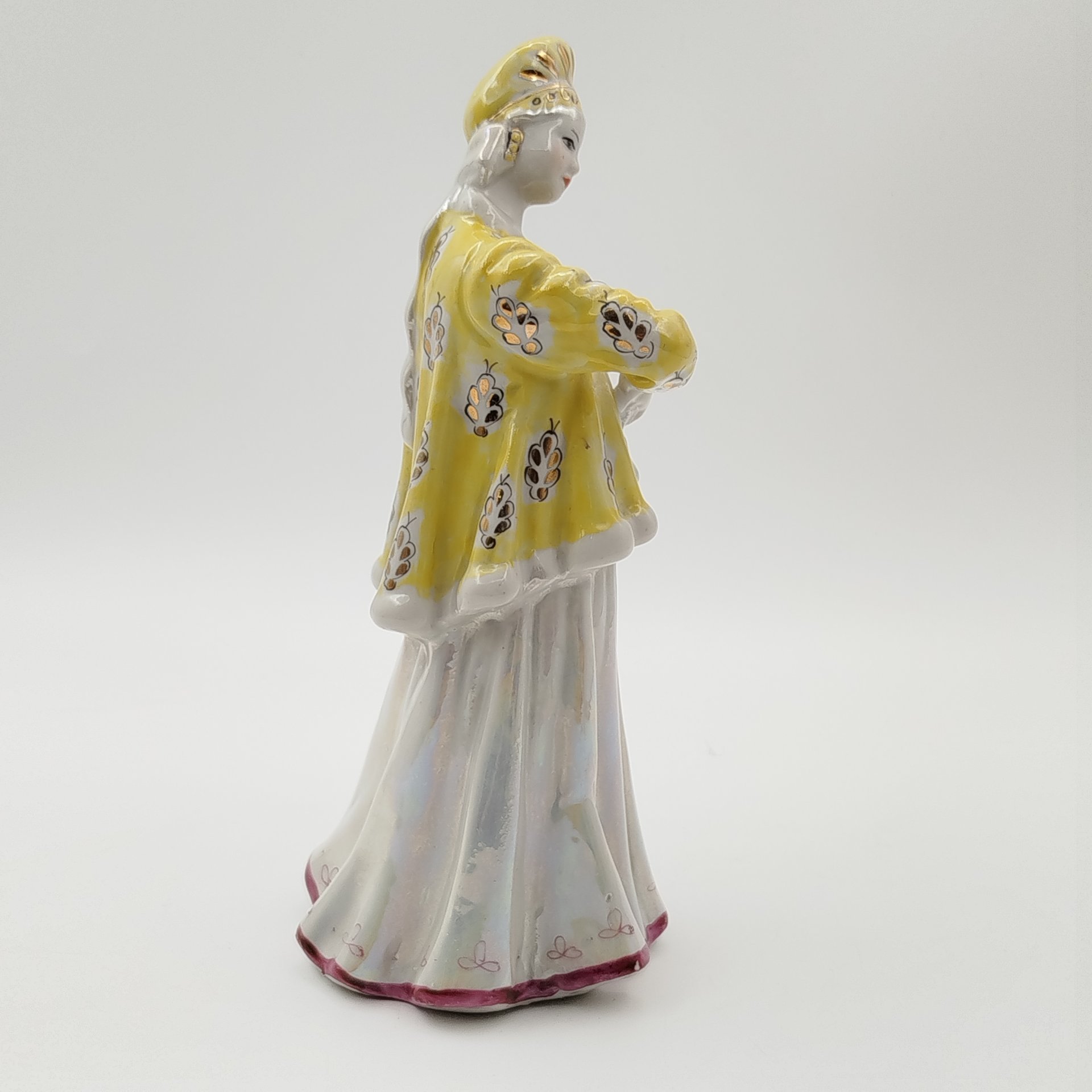 Статуэтка "Лебёдушка" в желтой шубке, автор А. Д. Бржезицкая, фарфор, роспись, люстр, золочение, Дулевский фарфоровый завод (Дулёво), СССР, 1965 г.