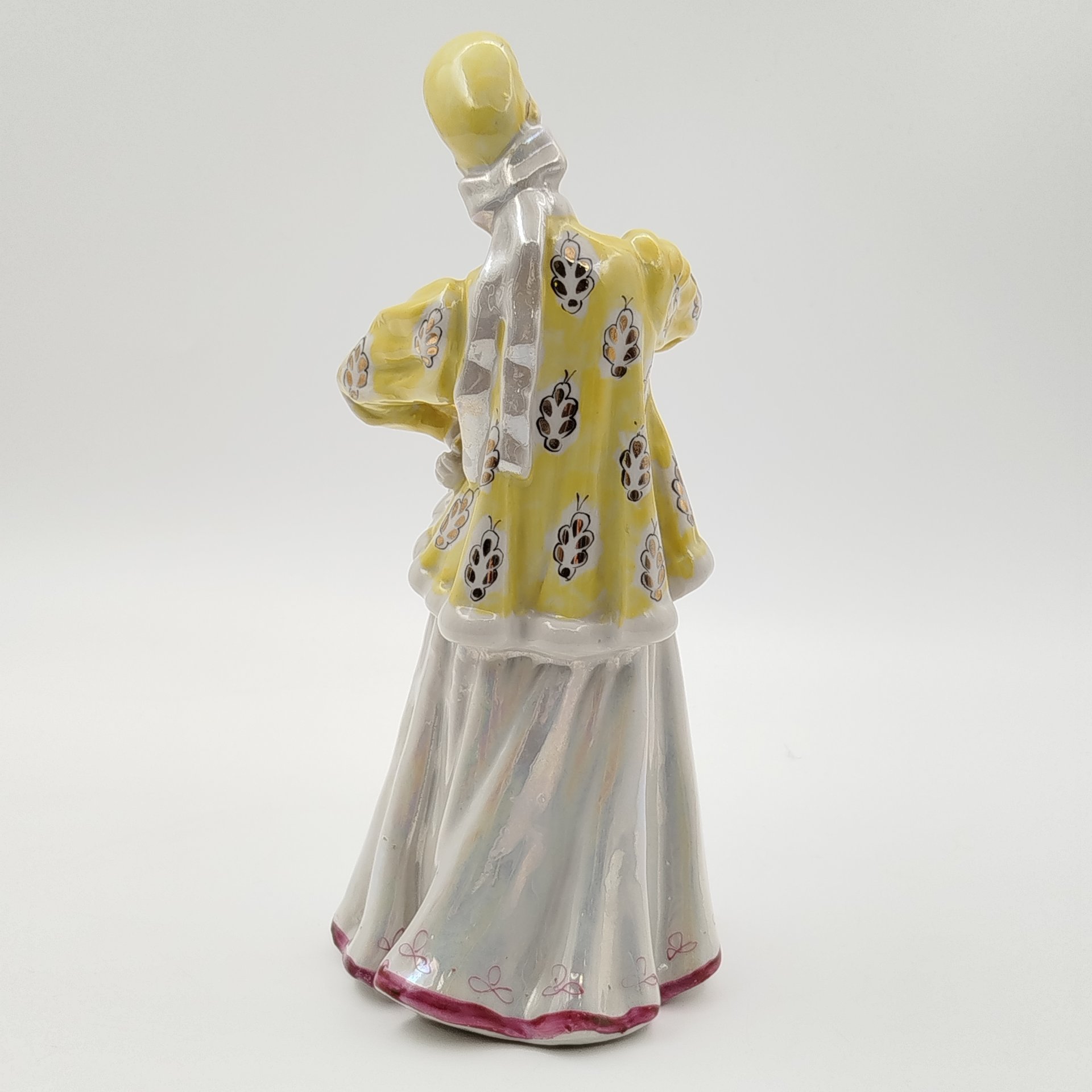 Статуэтка "Лебёдушка" в желтой шубке, автор А. Д. Бржезицкая, фарфор, роспись, люстр, золочение, Дулевский фарфоровый завод (Дулёво), СССР, 1965 г.