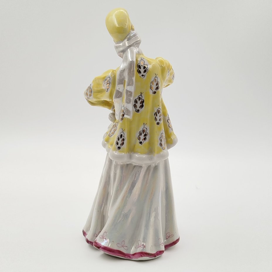 Статуэтка "Лебёдушка" в желтой шубке, автор А. Д. Бржезицкая, фарфор, роспись, люстр, золочение, Дулевский фарфоровый завод (Дулёво), СССР, 1965 г.