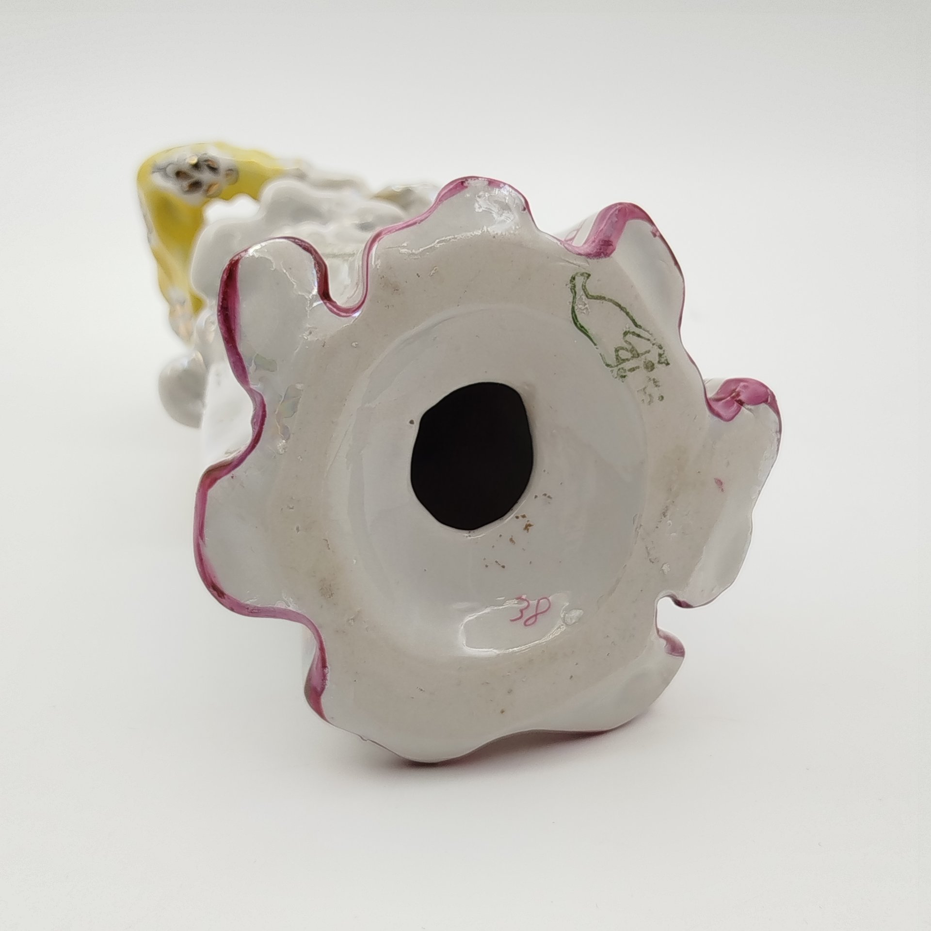 Статуэтка "Лебёдушка" в желтой шубке, автор А. Д. Бржезицкая, фарфор, роспись, люстр, золочение, Дулевский фарфоровый завод (Дулёво), СССР, 1965 г.